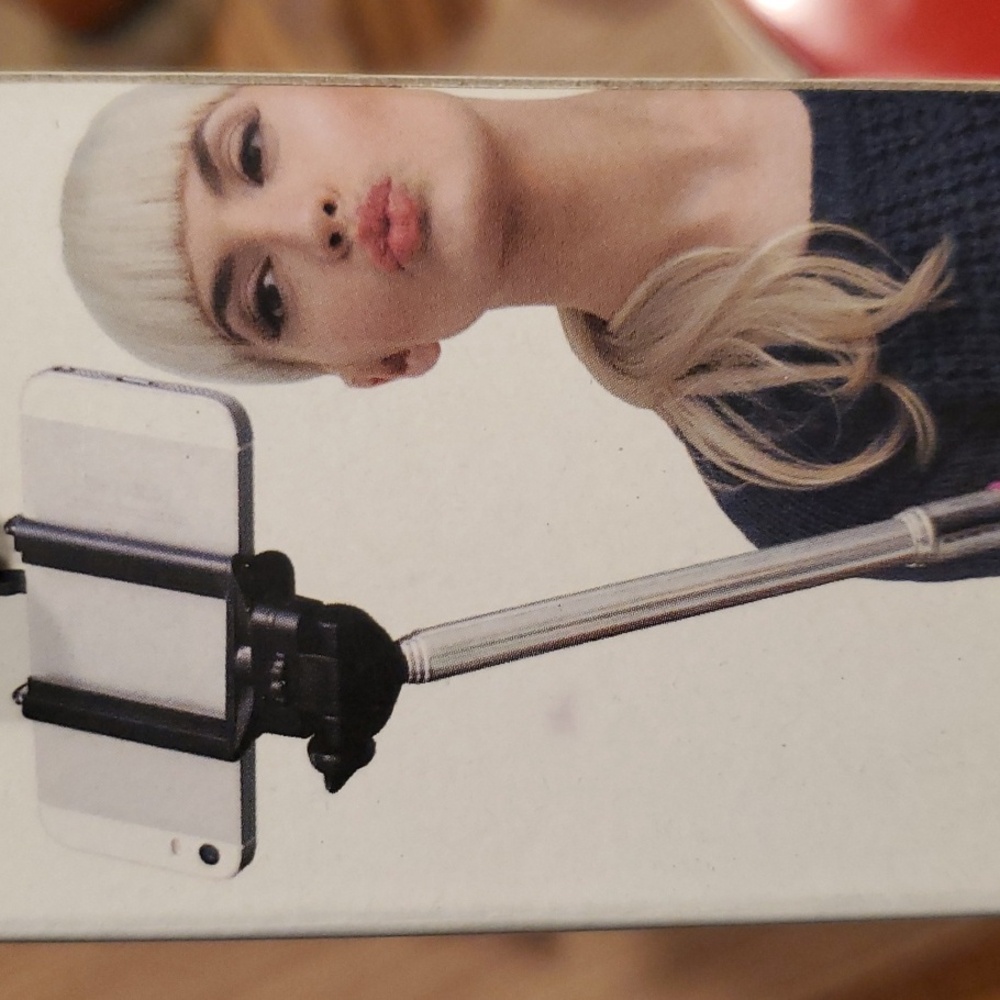Selfie Stick & Remote - Picture 6 of 6